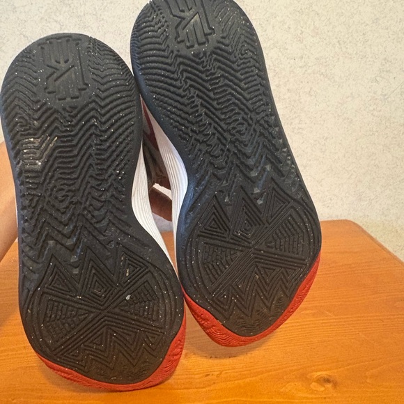 Nike Kids Boys Kyrie Flytrap Red and Gray Sneakers - Picture 5 of 8